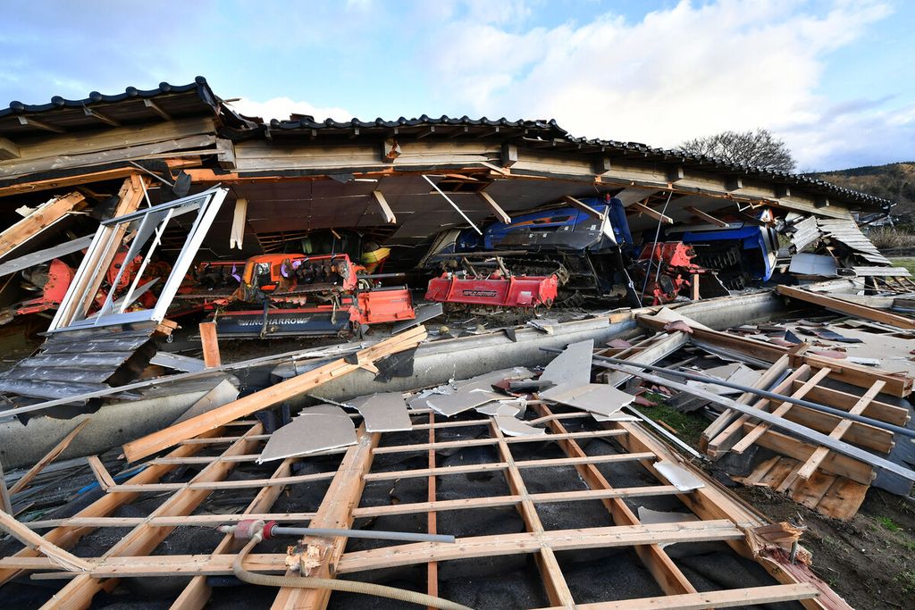Mesin pertanian dan peralatan lainnya terlihat terjebak di bawah rumah kayu yang runtuh di Wajima, Prefektur Ishikawa sehari setelah gempa besar berkekuatan Magnitudo 7,6 melanda wilayah Noto di Prefektur Ishikawa, Selasa (2/1/2024). 