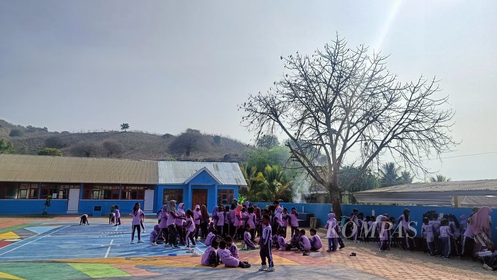 Siswa SDN Satu Atap Pulau Komodo berkumpul di lapangan sekolah seusai mengumpulkan sampah di sekitar rumahnya di Pulau Komodo, Manggarai Barat, Nusa Tenggara Timur, Jumat (5/1/2024).