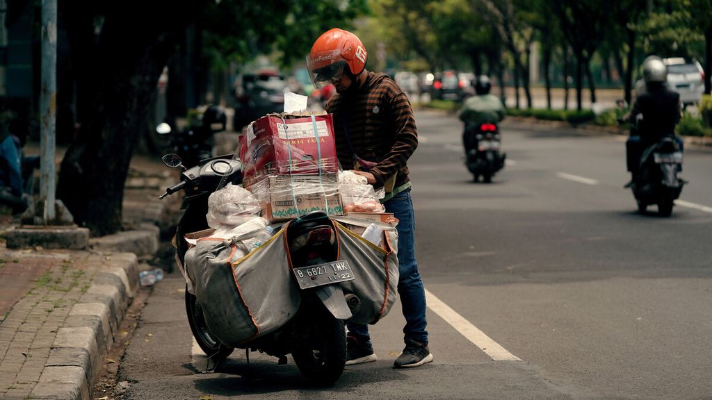 Kurir barang mengecek muatan di kawasan Cempaka Putih, Jakarta Pusat, Selasa (24/9/2021). 