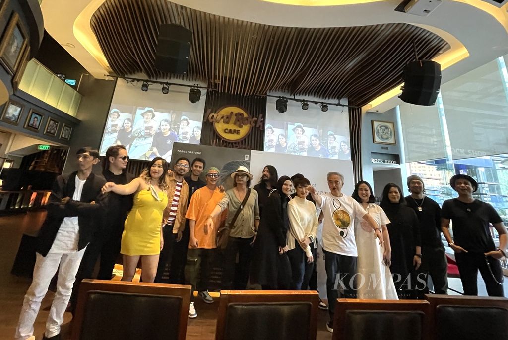 Jan Djauhan (berkaus putih) bersama sebagian artis yang pernah ia orbitkan berfoto pada acara peluncuran buku <i>Di Balik Bintang: Jan Djuhana dalam Industri Musik Indonesia </i>di Hard Rock Cafe, Jakarta, Rabu (22/6/2022).