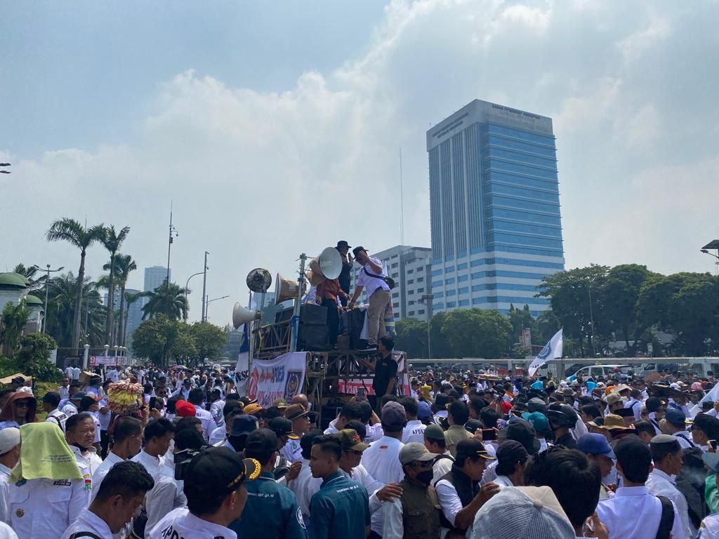 Sejumlah kepala dan aparatur desa berunjuk rasa di depan Gedung MPR/DPR, Jakarta, Rabu (5/7/2023).