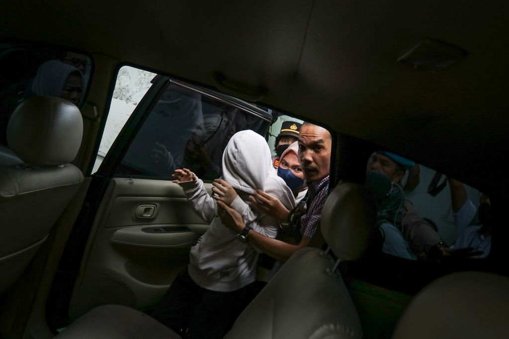 AG (15) enters the car after the verdict trial at the South Jakarta District Court, Monday (10/4/2023).