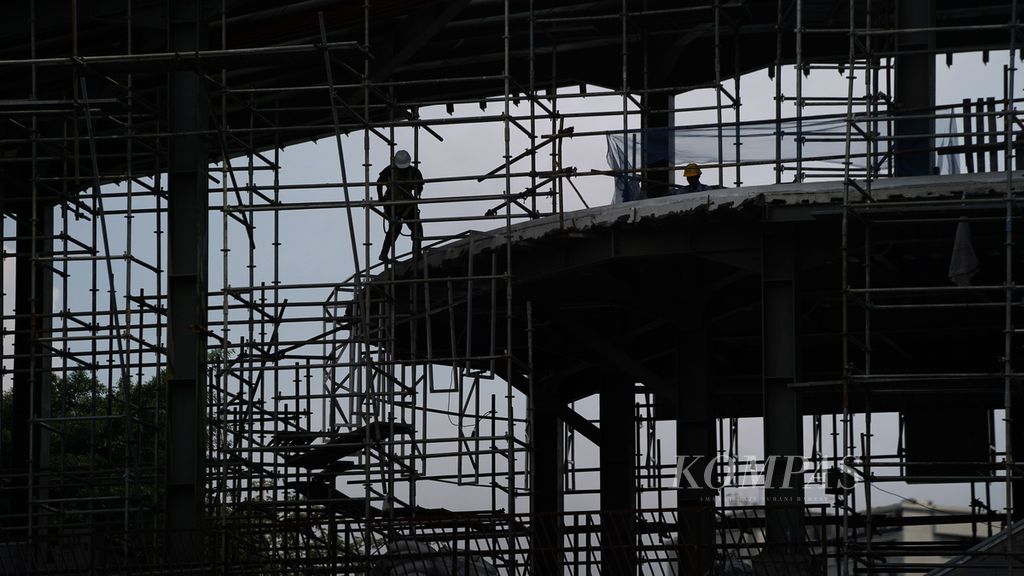 Pekerja dalam pembangunan jembatan penyeberangan multiguna Dukuh Atas di Jakarta Pusat, Senin (31/10/2022). Jembatan sepanjang 265 meter tersebut menghubungkan Stasiun LRT Jabodebek Dukuh Atas dengan Stasiun Sudirman. Jembatan penyeberangan multiguna Serambi Temu Dukuh Atas merupakan salah satu bagian utama dalam pengembangan kawasan berorientasi transit Dukuh Atas.