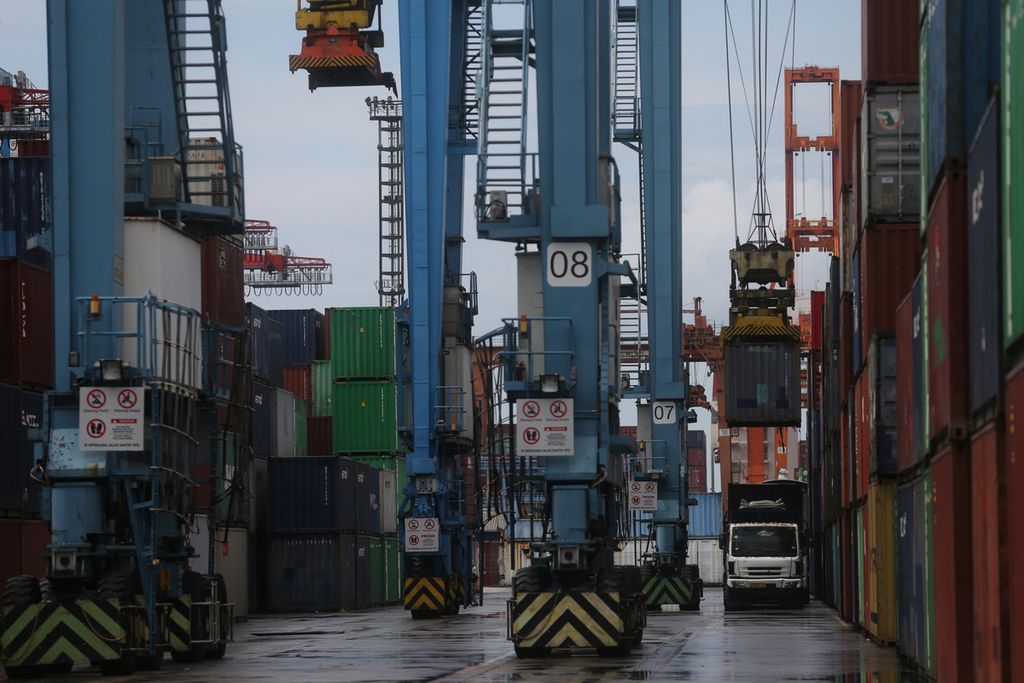 Penyimpanan kontainer yang hendak dikirim ke luar negeri di area Pelabuhan Tanjung Priok, Jakarta, Rabu (2/3/2022).