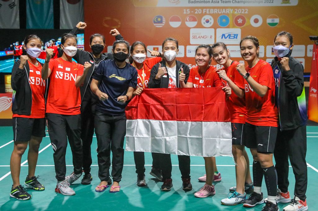 Para pebulu tangkis putri Indonesia dengan bendera Merah Putih seusai mengalahkan Korea Selatan, 3-1, pada final Kejuaraan Bulu Tangkis Beregu Asia di Selangor, Malaysia, Minggu (20/2/2022).