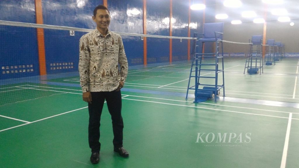 Pebulu tangkis nasional Sony Dwi Kuncoro setelah peresmian aula bulu tangkis miliknya di Surabaya, Jumat (10/2).
