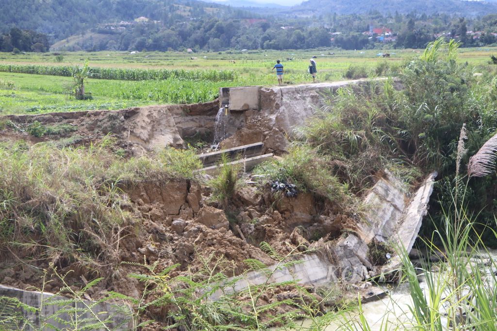 Saluran irigasi primer di tepi Sungai Sigeaon tampak jebol akibat gempa di Kabupaten Tapanuli Utara, Sumatera Utara, Senin (3/10/2022). Masyarakat berharap saluran irigasi di Kecamatan Sipoholon itu segera diperbaiki. 