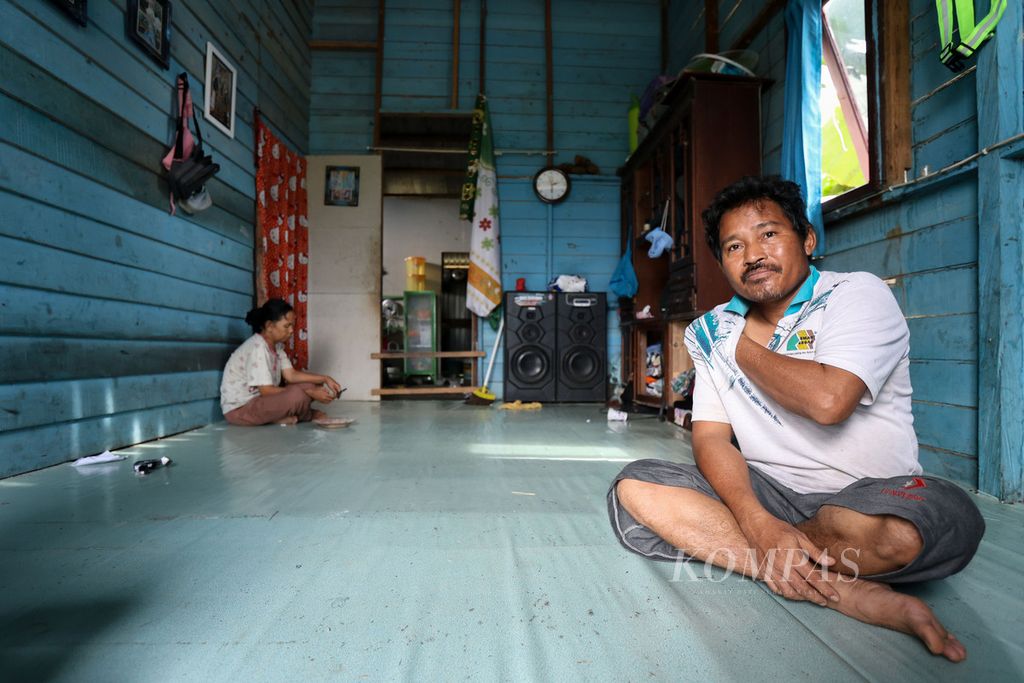 Sahbudin (54) menunggu jam kerja masuknya di Kelurahan Sepaku, Kecamatan Sepaku, Kabupaten Penajam Paser Utara, Kalimantan Timur, Minggu (31/12/2023).