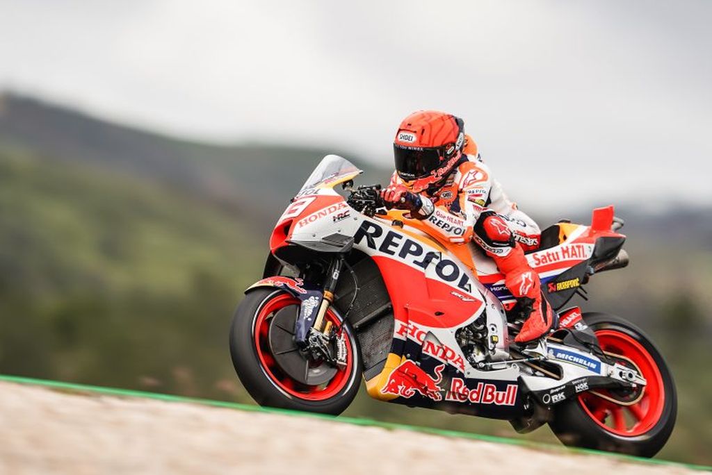 Pebalap tim Repsol Honda Marc Marquez yang mengalami kendala performa motor RC213V sejak tes pra musim, membuat kejutan dengan meraih posisi start terdepan dalam kualifikasi MotoGP di Portimao, Portugal, Sabtu (25/3/2023).
