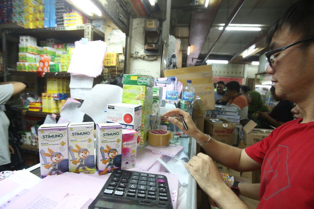 Toko melayani penjualan vitamin di Pasar Pramuka, Jakarta, Sabtu (1/2/2020). Dampak ancaman virus korona membuat penjualan vitamin meroket. Penjual mengatakan, vitamin C dan multivitamin penunjang imunitas tubuh laku keras bak kacang goreng.