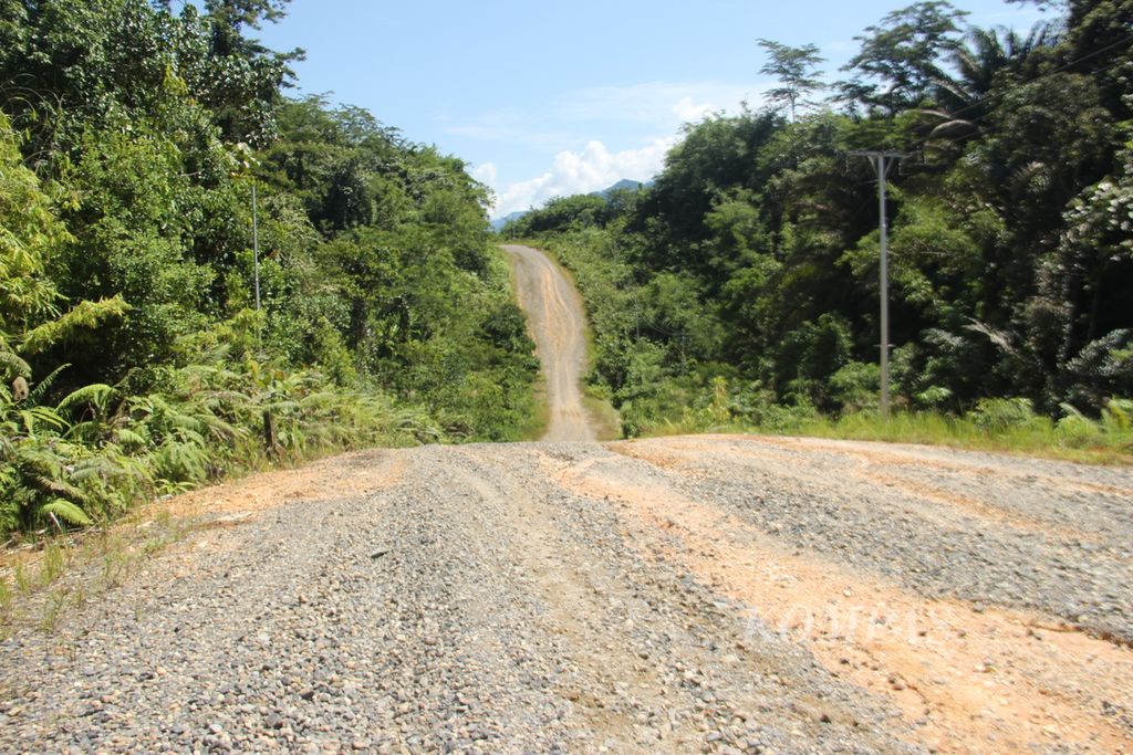 Salah satu lokasi jalan paralel perbatasan di Kecamatan Entikong, Kabupaten Sanggau, Kalimantan Barat, Jumat (15/7/2022). Jalur masih berupa tanah dan kerikil, tetapi sudah bisa membuka keterisolasian warga.
