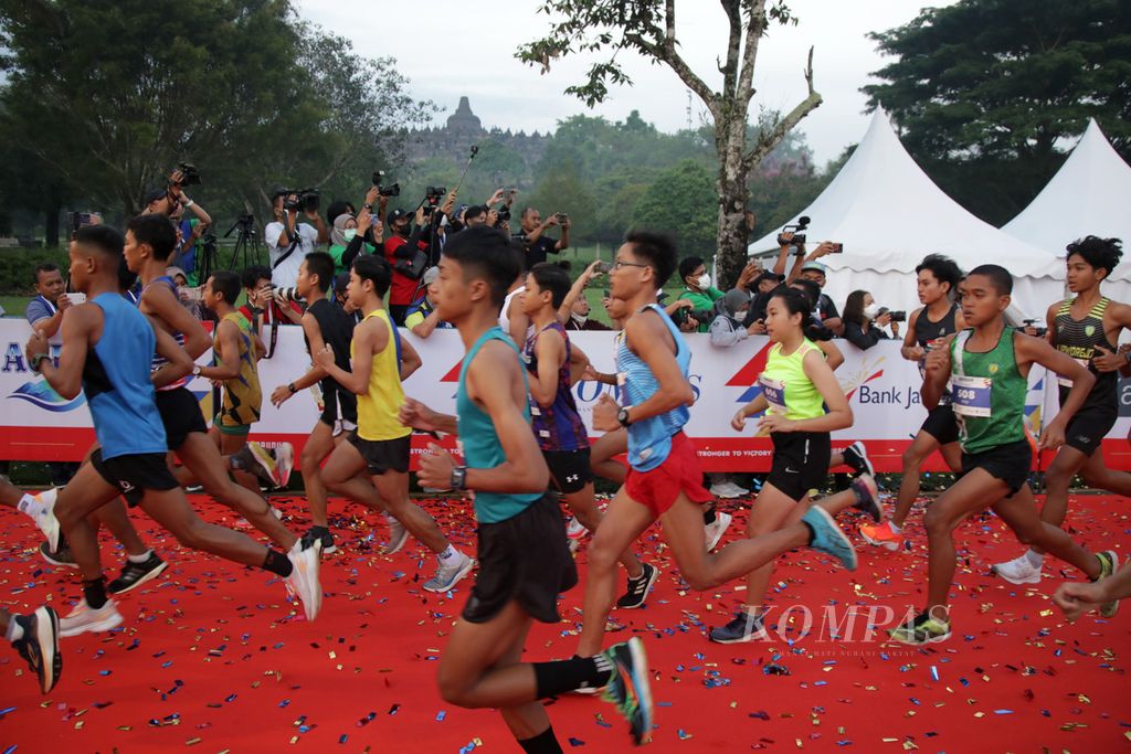 Para pelari kategori Bank Jateng Young Talent meninggalkan garis start pada lomba lari Borobudur Marathon 2022 Powered by Bank Jateng di Kompleks Candi Borobudur, Magelang, Jawa Tengah, Sabtu (12/11/2022). 