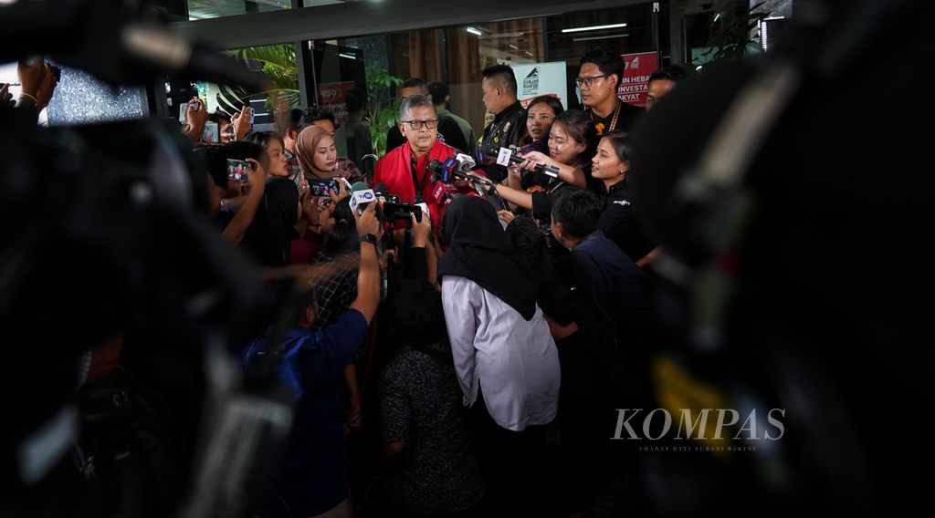 Sekjen PDI-P Hasto Kristiyanto memberikan keterangan pers di depan Gedung High End, Jalan Kebon Sirih, Jakarta, setelah pertemuan Tim Pemenangan Nasional Ganjar-Mahfud, Kamis (15/2/2024). 