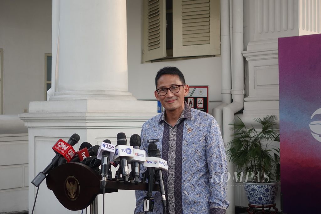 Menteri Pariwisata dan Ekonomi Kreatif Sandiaga Uno saat menjawab pertanyaan awak media di Kompleks Istana Kepresidenan Jakarta, Senin (12/6/2023).