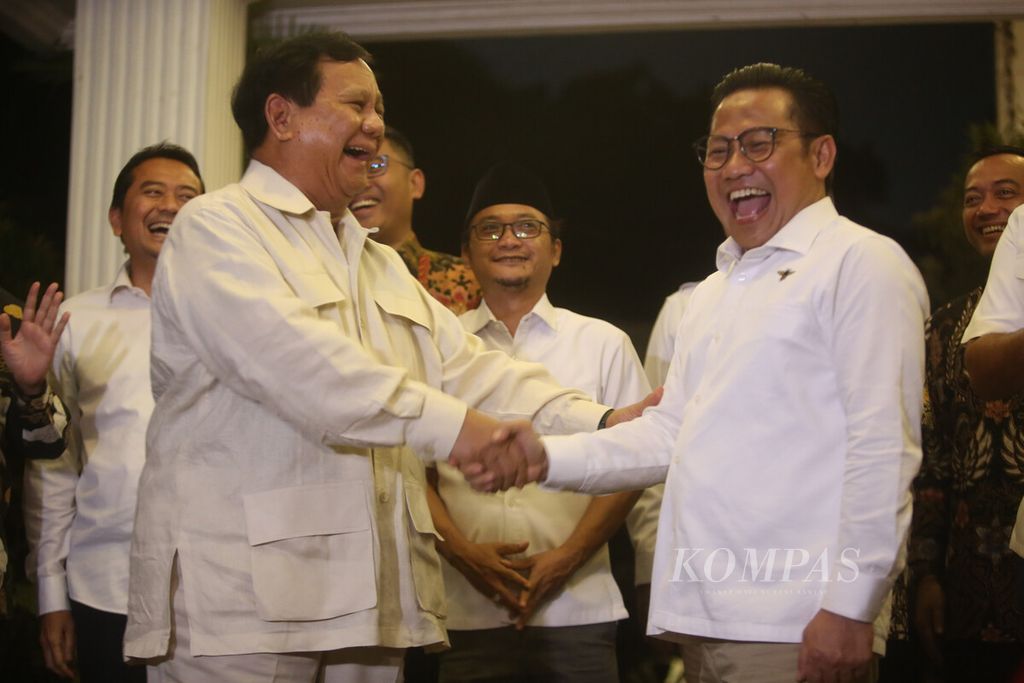 Ketua Umum Partai Gerindra Prabowo Subianto (kiri) berjabat tangan dengan Ketua Umum Partai Kebangkitan Bangsa (PKB) Muhaimin Iskandar seusai pertemuan di kediaman Prabowo di Jalan Kertanegara, Kebayoran Baru, Jakarta Selatan, Sabtu (18/6/2022). 