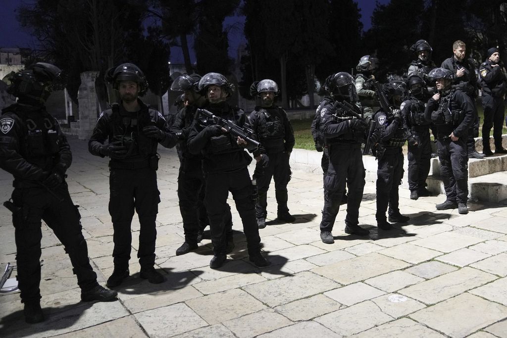 Aparat kepolisian Israel berkumpul di halaman di kompleks Masjid Al-Aqsa menyusul penggerebekan situs di Kota Tua Yerusalem selama bulan suci Ramadhan, Rabu (5/4/2023).