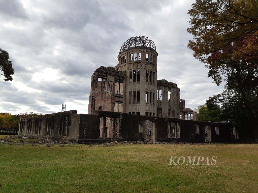 Kubah bom atom Hiroshima yang merupakan bekas gedung pameran produk industri menjadi saksi betapa merusaknya senjata nuklir yang digunakan dalam perang, pada Minggu (29/10/2023).