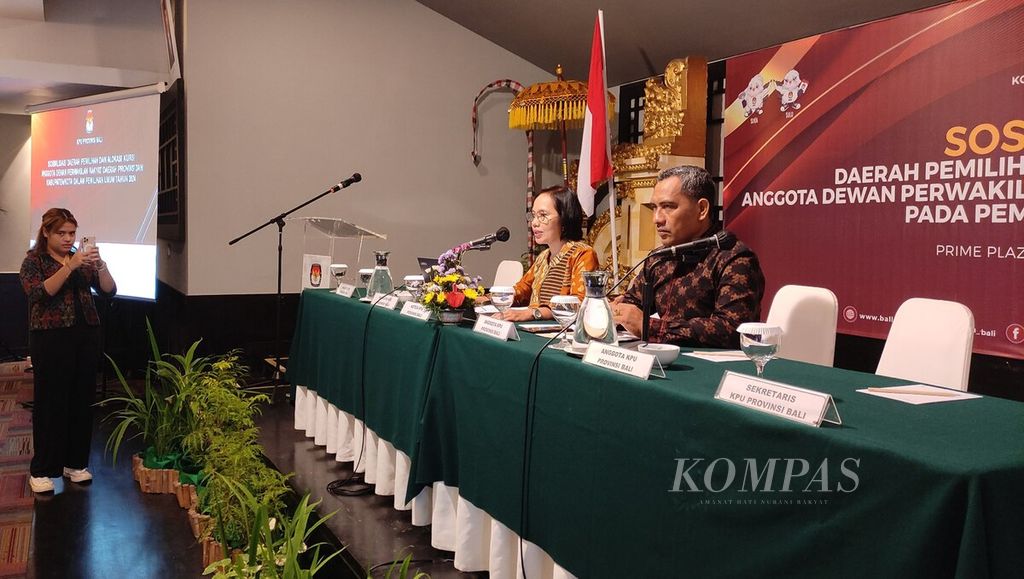KPU Provinsi Bali melaksanakan acara Sosialisasi Daerah Pemilihan dan Alokasi Dewan Perwakilan Rakyat Daerah Provinsi Bali pada Pemilu 2024, di Sanur, Kota Denpasar, Bali, Jumat (3/3/2023). 
