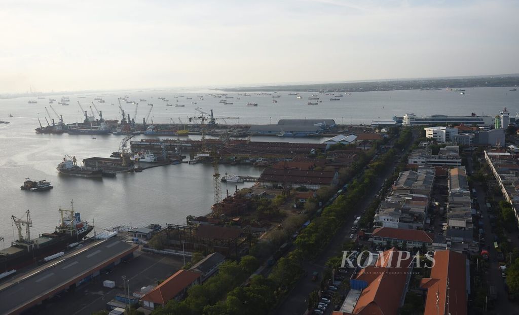 Lalu lintas perairan di Selat Madura dilihat dari Gedung Pelindo Place, Kota Surabaya, Jawa Timur, Senin (26/9/2022).  