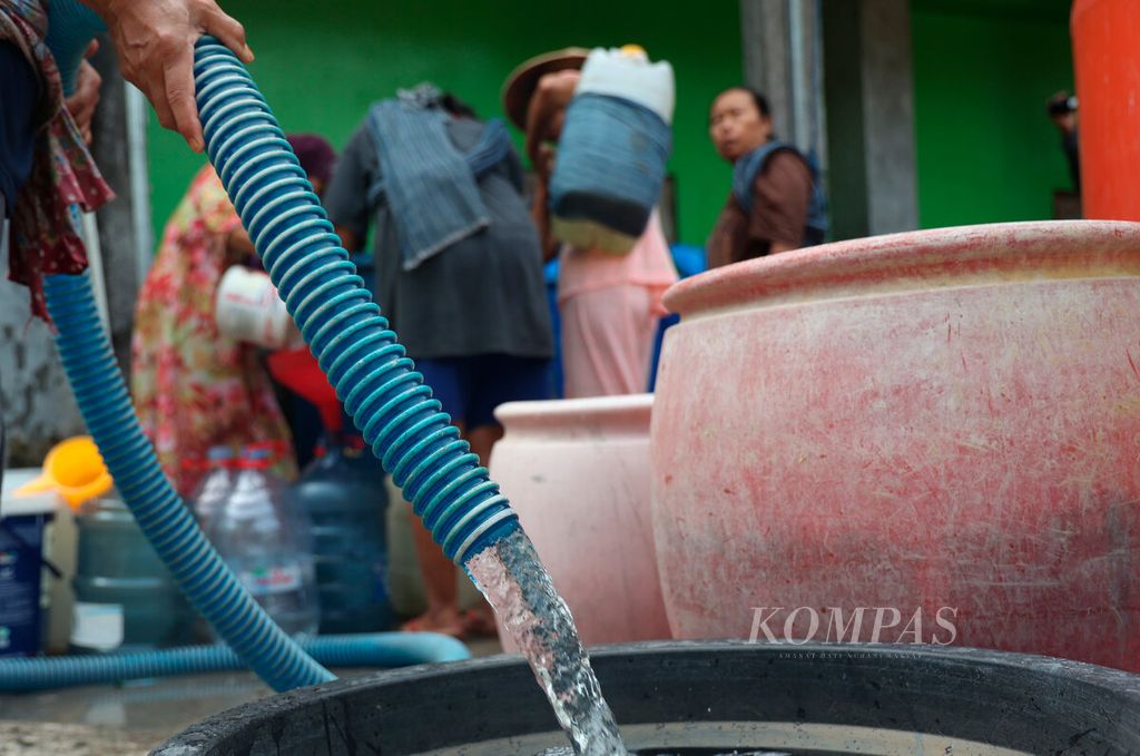 Bantuan air bersih disalurkan secara rutin bagi warga kampung yang mengalami kekeringan, seperti di Kampung Jabungan, Kota Semarang, Jawa Tengah, Senin (12/6/2023). Memasuki awal musim kemarau, sejumlah daerah mulai mengalami krisis air bersih dengan mengeringnya sumber air dan terbatasnya akses jaringan air bersih.