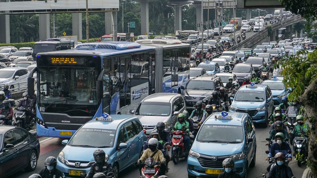 Suasana lalu lintas saat jam pulang kerja di Jalan Gatot Subroto, Jakarta, Kamis (30/12/2021). 