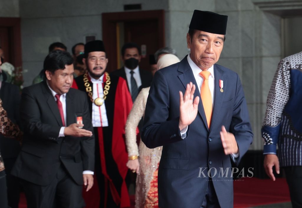 Presiden Joko Widodo meninggalkan ruang sidang usai pelantikan Ketua Mahkamah Konstitusi periode 2023-2028, Anwar Usman (dua dari kiri), dan Wakil Ketua MK Saldi Isra di Gedung MK, Jakarta, Senin (20/3/2023). 