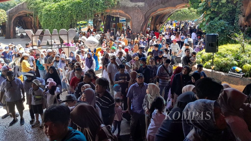 Wisatawan dari berbagai daerah memadati area pintu masuk Batu Secret Zoo di Jatim Park 2, Kota Batu, Jawa Timur, Minggu (24/12/2023). Mereka memanfaatkan libur akhir pekan yang bersamaan dengan libur Natal dengan mengunjungi obyek wisata di Batu.
