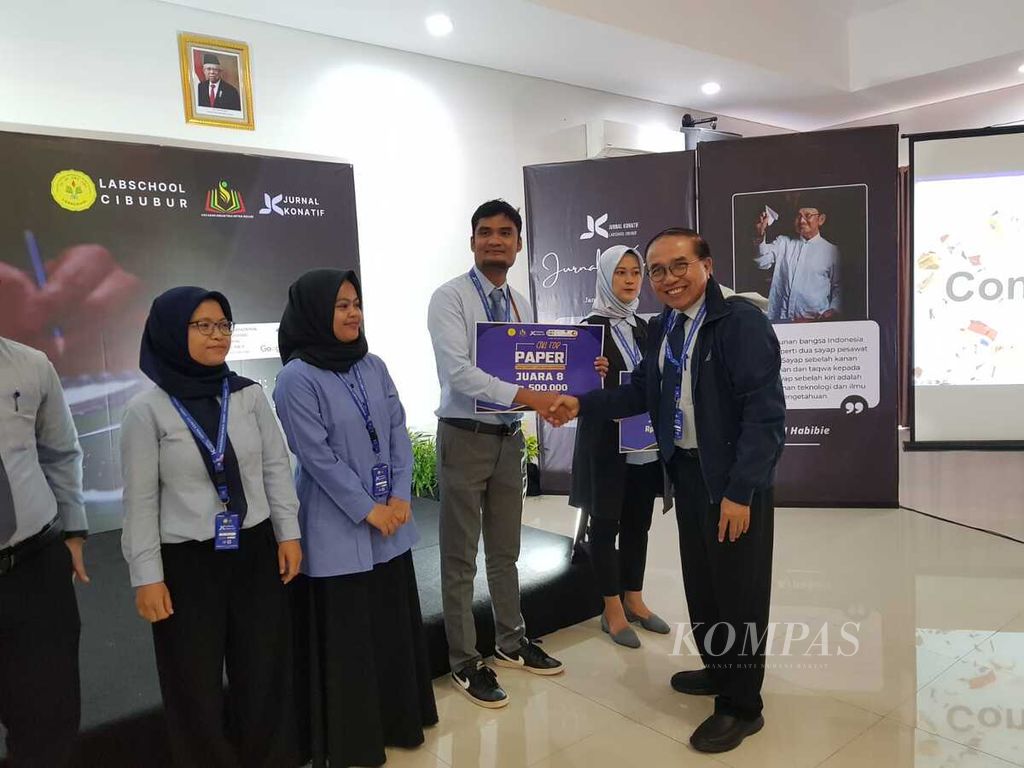 Wakil Kepala BPS Labschool Cibubur Sjafril Ruslim menyerahkan penghargaan kepada para guru yang menghasilkan <i>paper</i> terbaik untuk jurnal ilmiah Konatif di Labschool Cibubur, Bekasi, Jawa Barat, Selasa (30/1/2024).