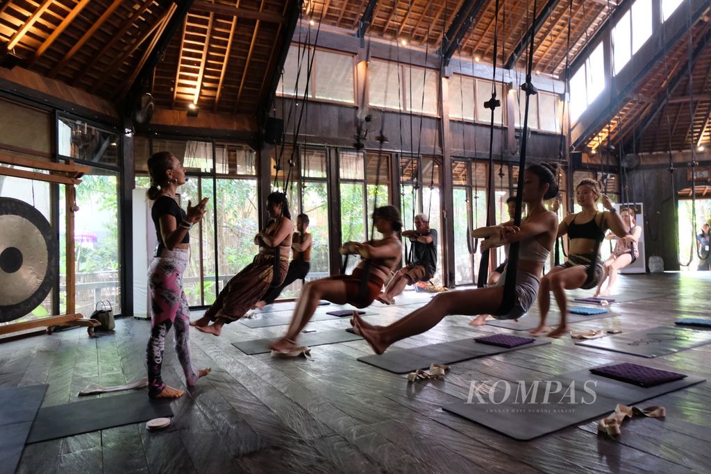 Sejumlah peserta melakukan yoga yang digelar pada salah satu sesi di BaliSpirit Festival, Jumat (3/5/2024), di Ubud, Kabupaten Gianyar, Bali.