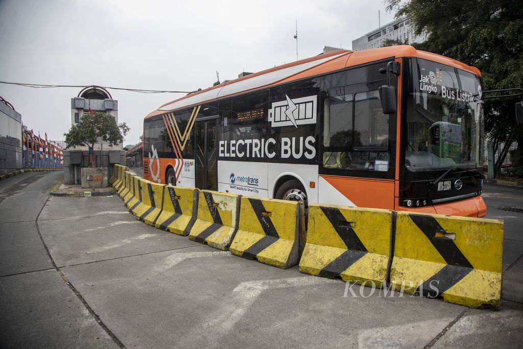 Bus listrik Transjakarta keluar dari Terminal Blok M, Jakarta Selatan, Selasa (22/8/2023). PT Transportasi Jakarta akan mengubah busnya yang bermesin diesel menjadi bus listrik mulai 2024.  