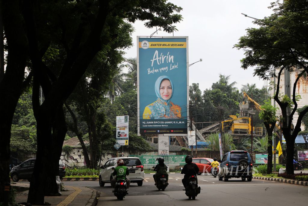 Baliho mantan Wali Kota Tangerang Selatan, Airin Rachmi Diany, terpasang di Jalan Raya Rawa Buntu, Tangerang Selatan, Banten, Kamis (5/1/2023). Baliho seperti ini terpasang hampir di seluruh wilayah di Banten. Pemasangan baliho ini terkait dengan persiapan Airin untuk maju dalam kontestasi pemilihan Gubernur Banten mendatang.  