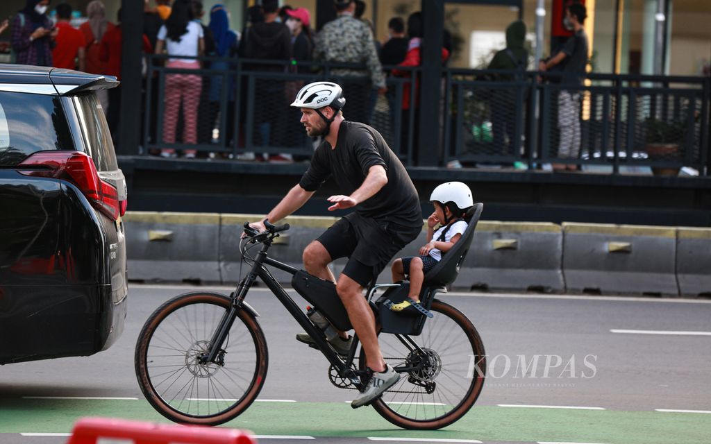 Warga bersepeda melintas di Jalan Jenderal Sudirman, Jakarta, Sabtu (11/6/2022).