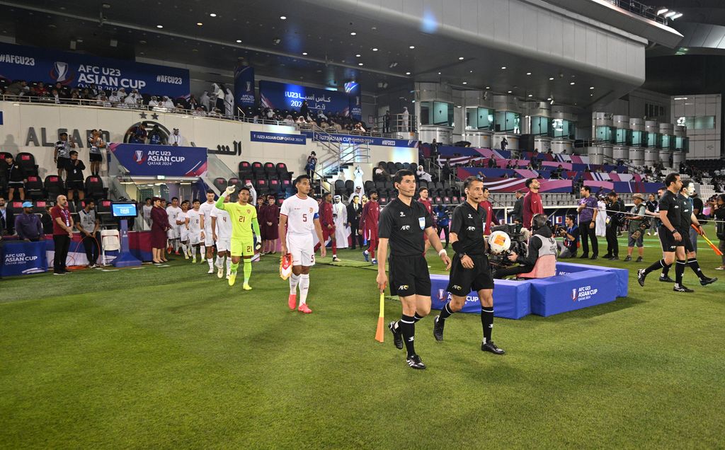 Referee Nasrullo Kabirov (second from left) entered the field while holding the ball before leading the match between Qatar and Indonesia at Jassim bin Hamad Stadium, ahead of the match against Qatar on Monday (15/4/2024).