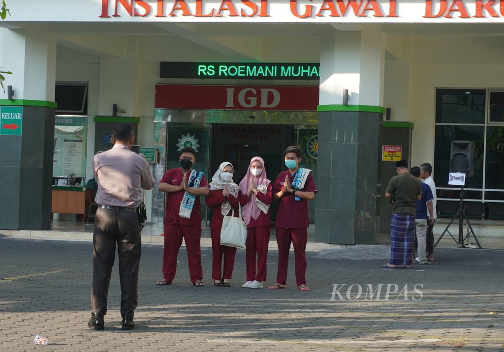  Sejumlah tenaga kesehatan berfoto seusai menjalankan shalat Idul Adha di halaman parkir Rumah Sakit Roemani Muhammadiyah, Kota Semarang, Jawa Tengah, Rabu (28/6/2023).  