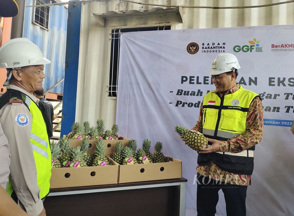 Kepala Badan Karantina Indonesia Sahat M Panggabean (kanan) saat menghadiri pelepasan ekspor nanas segar ke China di Pelabuhan Internasional Panjang, Bandar Lampung, Kamis (9/11/2023). 