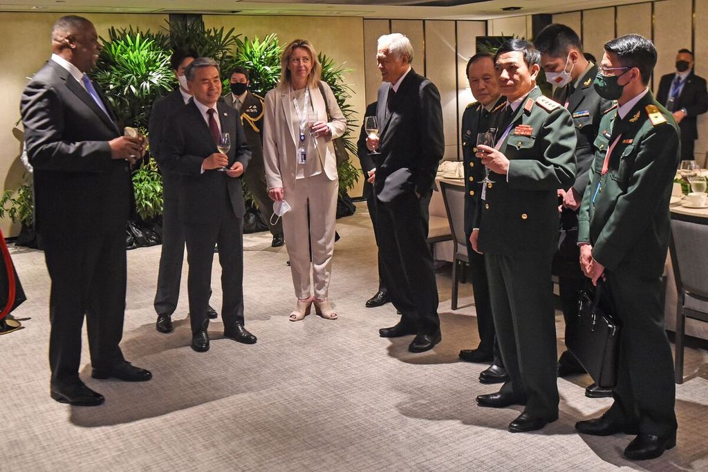 Menteri Pertahanan China, Wei Fenghe (keempat dari kanan) saat bertemu dengan sejumlah menteri pertahanan negara-negara Asia dan Pasifik, diantaranya Menteri Pertahanan Amerika Serikat, Lloyd Austin (paling kiri) di sela-sela Dialog Shangri-La yang digelar di Singapura, Sabtu (11/6/2022).