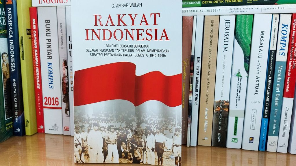 Halaman muka buku berjudul <i>Rakyat Indonesia: Bangkit! Bersatu! Bergerak! Sebagai 'Kekuatan Tak Terukur' dalam Memenangkan Strategi Pertahanan Rakyat Semesta (1945-1949)</i>