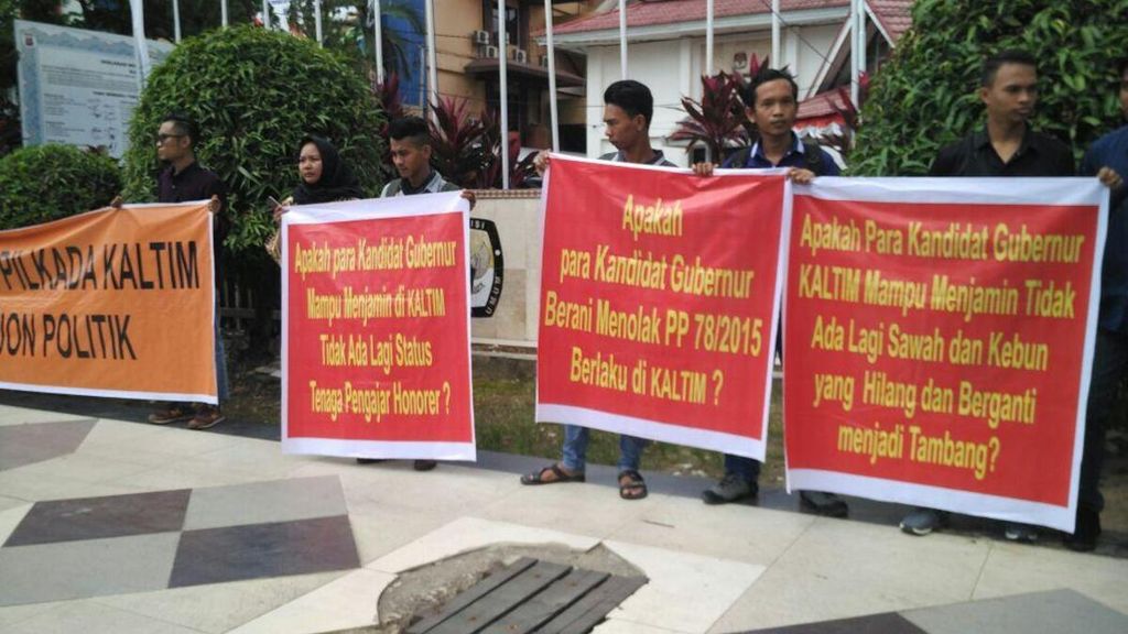 Aktivis lingkungan dari berbagai LSM dan organisasi berunjuk rasa di KPU Kalimantan Timur, beberapa waktu lalu. Mereka mendesak agar isu lingkungan, terutama tambang, banyak dimasukkan dalam debat publik kandidat pilgub Kaltim.<b> </b>