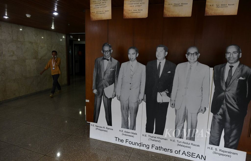 Gambar para pendiri ASEAN di Gedung Sekretariat ASEAN, Jakarta, Sabtu (4/2/2023). 