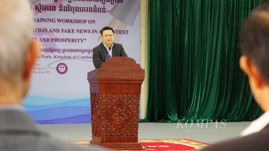 Direktur ASEAN Studies Center dan Center for Journalism Matthew Denver M Trinidad membacakan seruan bersama hasil diskusi mengenai peran media dalam memerangi hoaks bertajuk &quot;The Role of Media in Combating Disinformation and Fake News in the AI Context for Regional Peace, Stability and Prosperity&quot; di Royal Academy of Cambodia, Phnom Penh, Kamboja, Kamis (6/6/2024). 