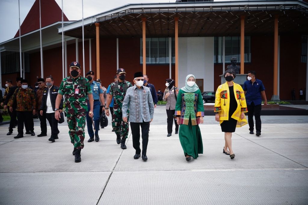 Wakil Presiden Ma'ruf Amin dan Nyonya Wury bertolak dari Pangkalan TNI AU Halim Perdanakusuma, Jakarta, sekitar pukul 14.00, Selasa (14/2/2023), menuju Sibolga, Kabupaten Tapanuli Tengah, Sumatera Utara. Kunjungan kerja ini untuk menghadiri acara Barus Berselawat untuk Indonesia di Lapangan Merdeka, Kecamatan Barus, Kabupaten Tapanuli Tengah.