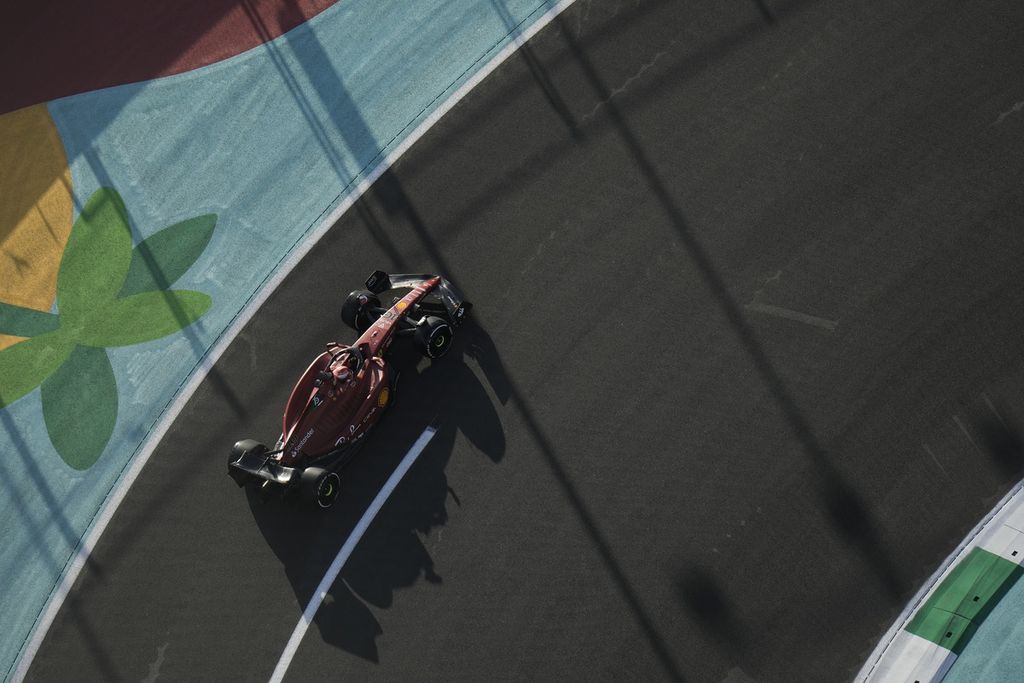 Pebalap Ferrari, Charles Leclerc, melewati tikungan dalam sesi latihan Grand Prix Formula 1 seri Arab Saudi di Jeddah, Sabtu (26/3/2022) dini hari WIB. 