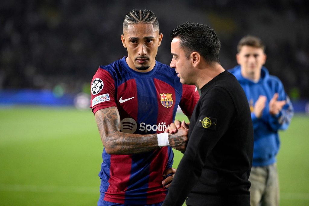 Barcelona coach Xavi tried to cheer up Raphinha after the Champions League match against PSG, Wednesday (17/4/2024) early morning WIB.
