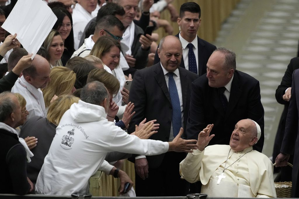 Pope Francis greets the congregation during an audience with pilgrims from Hungary at Paul VI, Vatican, Thursday (25/4/2024).