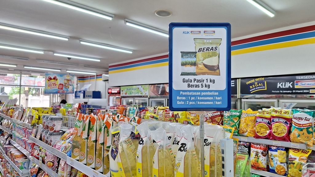 Pembelian beras premium masih dibatasi 5 kilogram per orang di salah satu ritel di Jakarta Pusat, Sabtu (17/2/2024). 