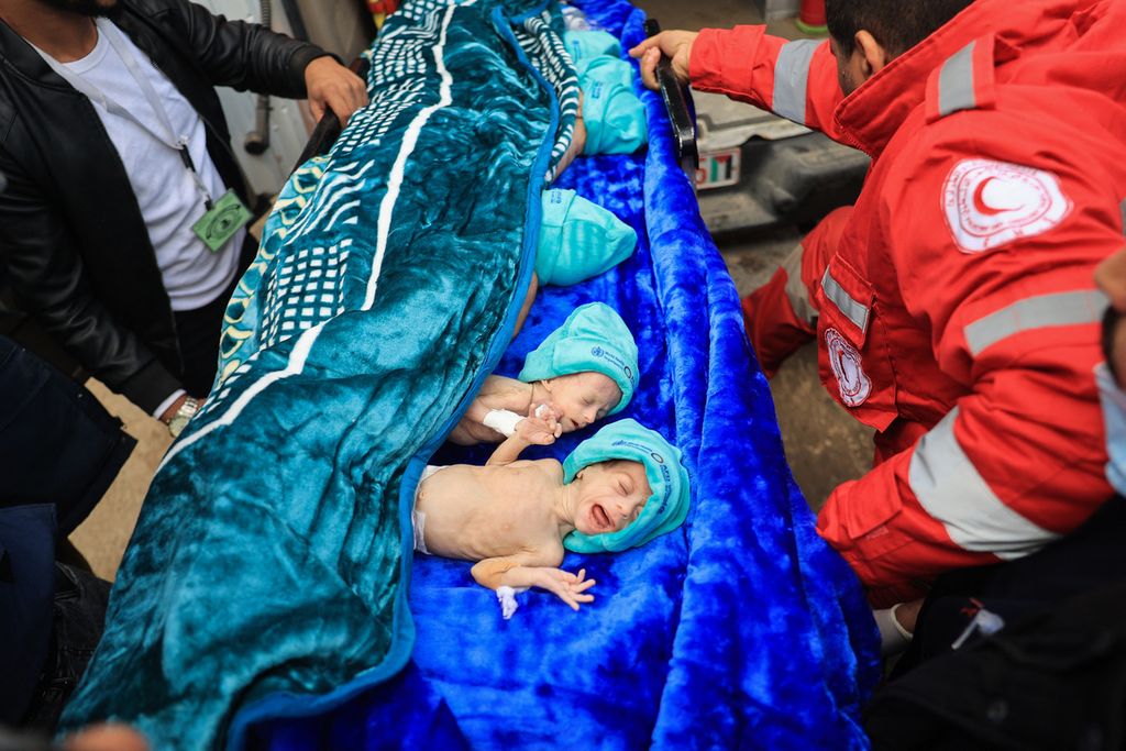 Bayi-bayi prematur dievakuasi dari RS Al Shifa, Gaza, ke Mesir pada Senin (20/11/2023).  RS Al Shifa tidak bisa lagi berfungsi akibat serangan Israel. 