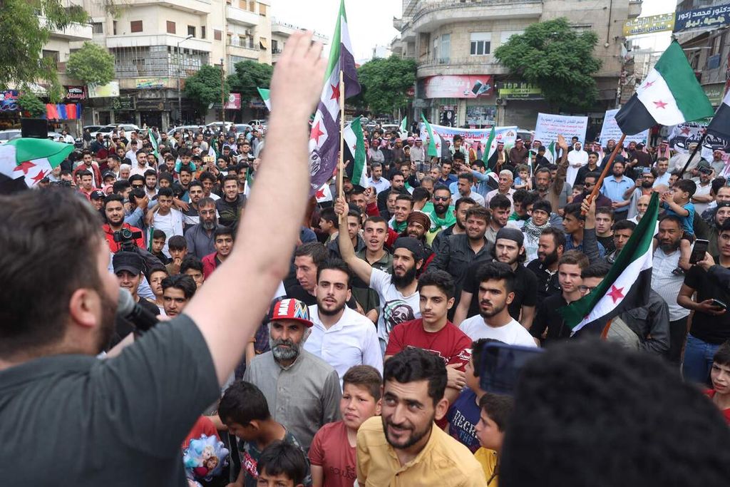 Warga Suriah di kota Idlib yang dikuasai kelompok oposisi, 19 Mei 2023, mengecam langkah Liga Arab menerima Presiden Suriah Bashar al-Assad untuk menghadiri KTT Liga Arab di Jeddah, Arab Saudi. 