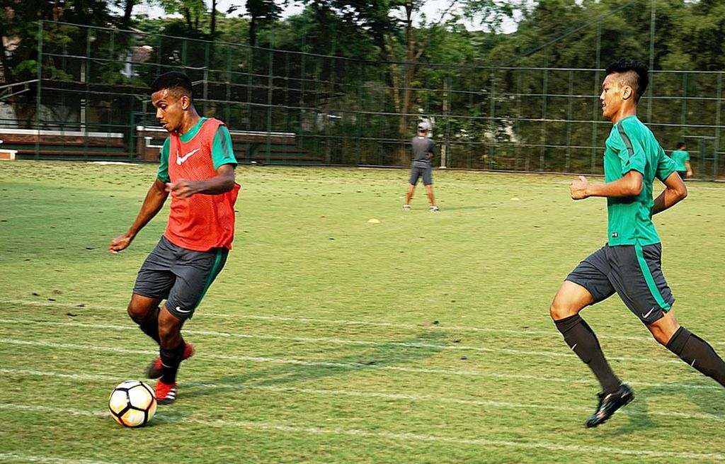 Tim nasional sepak bola Indonesia U-18 menjalani latihan bersama pemain yang baru datang dari SEA Games Kuala Lumpur 2017, Saddil Ramdani dan Asnawi Mangkualam, Jumat (1/9) lalu di Lapangan  Sekolah Pelita Harapan, Karawaci. Latihan itu merupakan  latihan terakhir sebelum bertanding di Piala AFF U-18 Myanmar 2017.