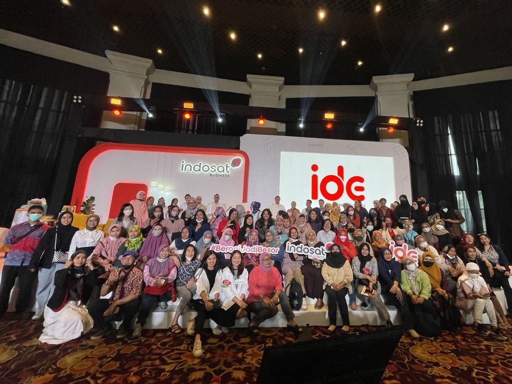 Para pelaku UMKM berpose bersama perwakilan Indosat Ooredoo Hutchison dalam acara peluncuran platform digital Indosat Digital Ecosystem, di Jakarta, Kamis (13/12/2022).