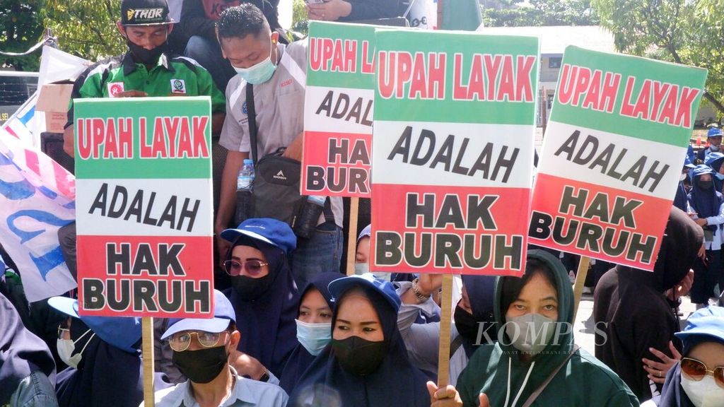 Buruh di Kalimantan Selatan menggelar unjuk rasa di depan Gedung DPRD Provinsi Kalsel di Banjarmasin, Kamis (25/11/2021). Mereka memprotes kebijakan penetapan upah minimum provinsi (UMP) yang dinilai tidak berpihak kepada buruh. Pemerintah Provinsi Kalsel menetapkan UMP tahun 2022 naik sebesar 1,01 persen atau Rp 29.000 sehingga menjadi Rp 2.906.473 per bulan.